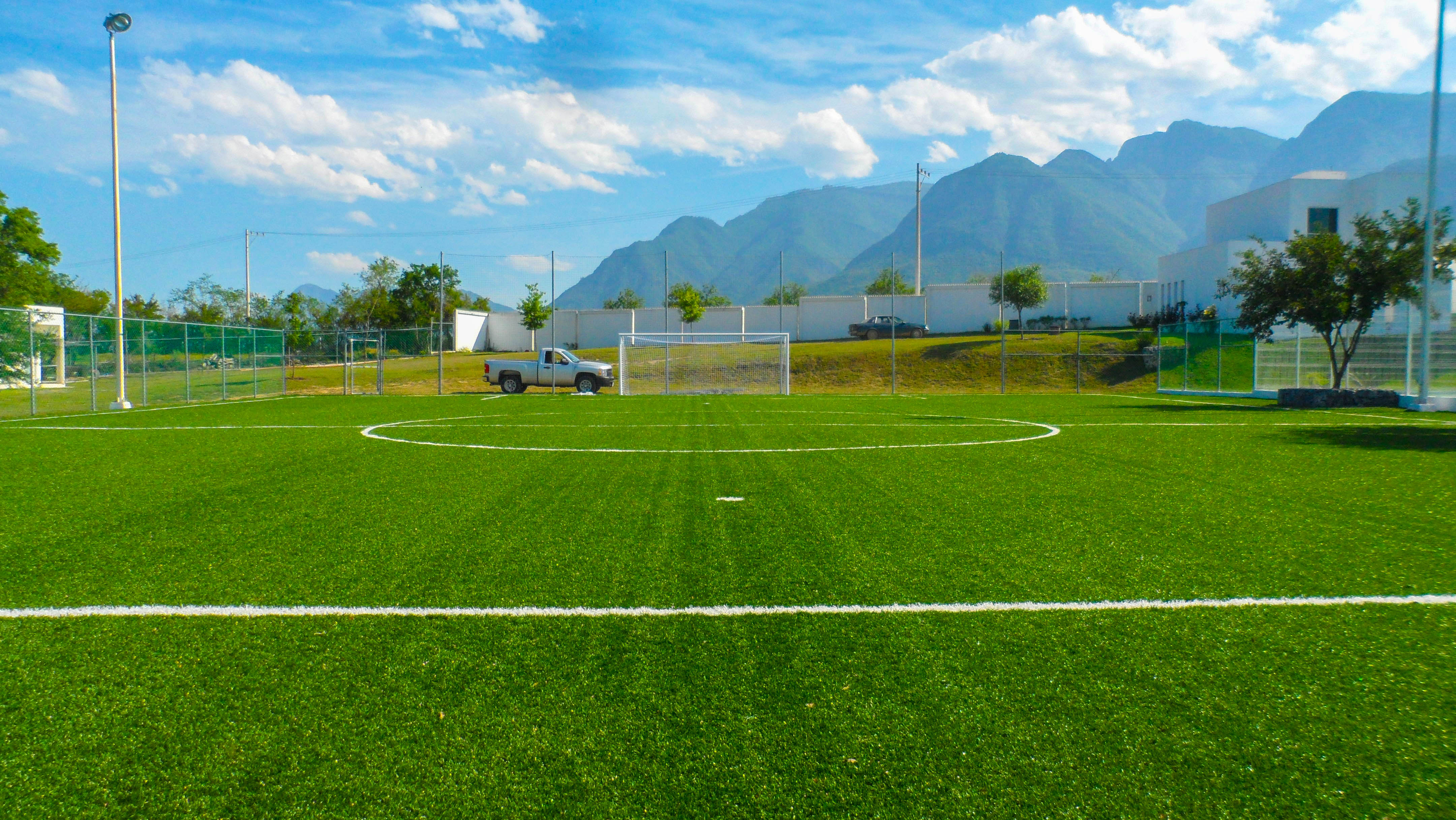 cancha-deportiva-con-pasto-sintetico